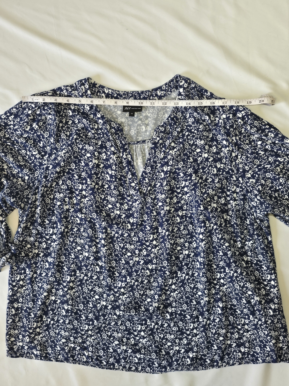 JNY Jones New York Dark Blue White Floral V-Neck Blouse Size 1X - Picture 3 of 9